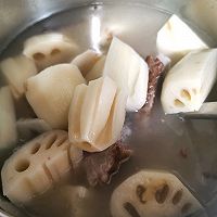 腊排骨莲藕汤的做法图解5