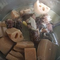 腊排骨莲藕汤的做法图解6